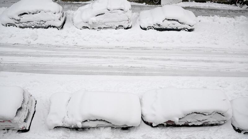 Schnee und Eis legen Süddeutschland lahm Schnee und Eis haben im Süden Bayerns für Verkehrschaos gesorgt. Hier eine Straße in München.