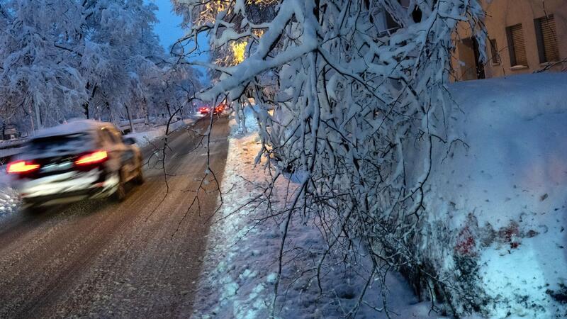Schnee und Eis haben in Süddeutschland zu großen Beeinträchtigungen im Verkehr geführt.