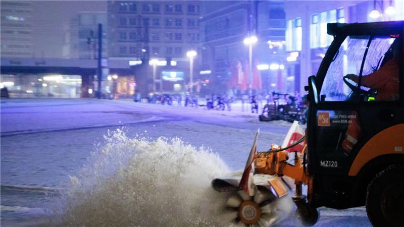 Schnee und Eis in der Hauptstadt: BSR räumt den Alexanderplatz