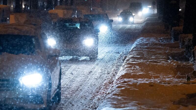 Schnee und Eis legen Süddeutschland lahm Schnee und Eis sorgen in Bayern für Chaos im Verkehr.