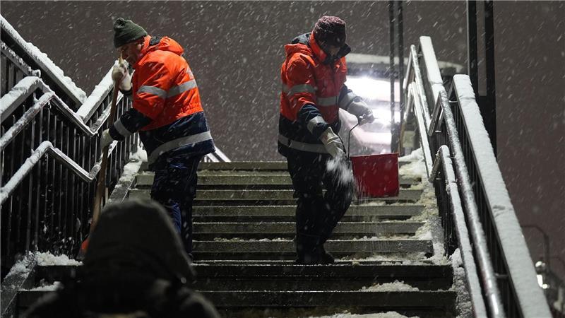 Schneewinter quartiert sich im Norden ein Schnee- und Eisglätte sind auch für Fußgänger erhebliche Verkehrsbehinderungen.