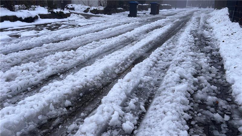Schnee und Matsch auf den Straßen: So sah es vor allem in nicht geräumten Wohngebieten am Dienstag aus, wie hier in Nottensdorf.