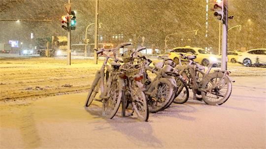 Schnee und Regen dürften dazu beigetragen haben, dass im ersten Halbjahr 2026 weniger Radfahrer in Hamburg unterwegs waren. (Archivbild) 