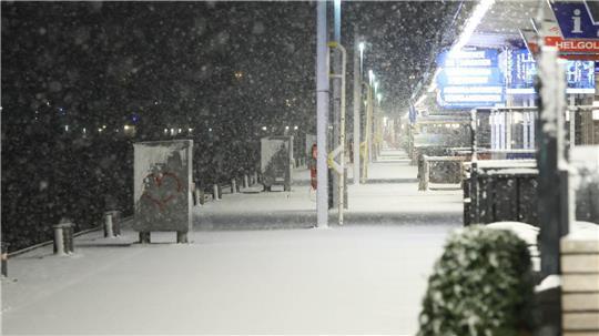 Schnee, wie hier an den Landungsbrücken, sorgt für Behinderungen im Hamburger Bahnnetz.