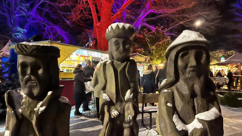 Schnee ziert das Haupt der Krippenfiguren an der Villa von Issendorff. Der Park leuchtet in bunten Farben.