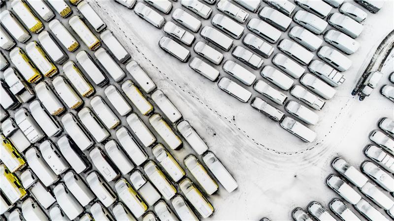 Schneebedeckte Fahrzeuge sind in Dowlais geparkt. 