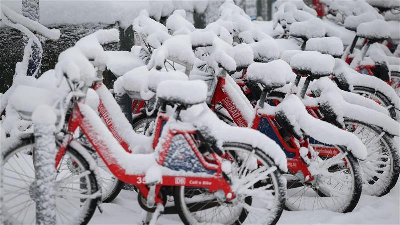 Schneefall, Dauerfrost und stürmischer Wind sorgen für ein außergewöhnliches Winterwochenende in Hamburg.