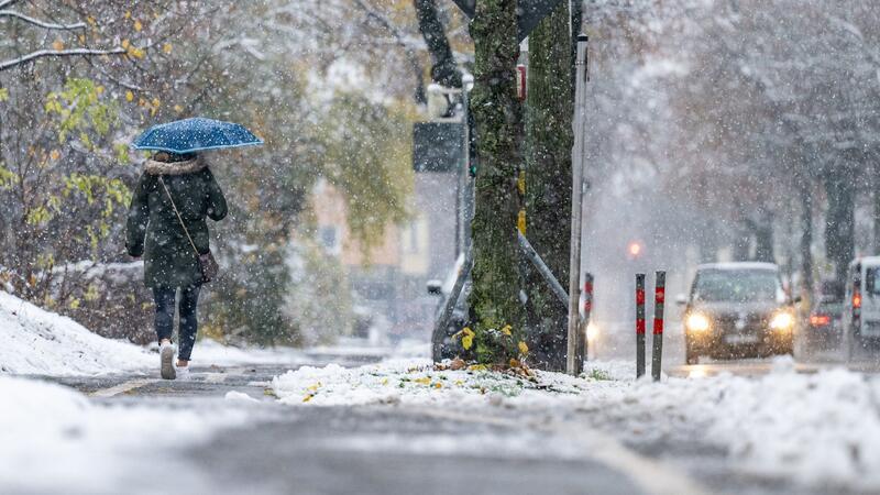 Wintereinbruch bringt den Verkehr ins Schleudern Schneefall in Niederbayern. Der Deutsche Wetterdienst erwartet weiter Neuschnee.