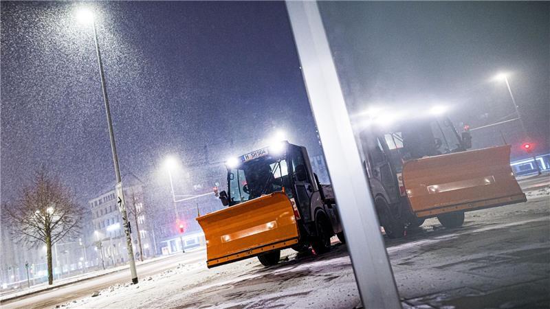 Schneefall und teils heftiger Wind prägen heute das Wetter in Niedersachsen. 
