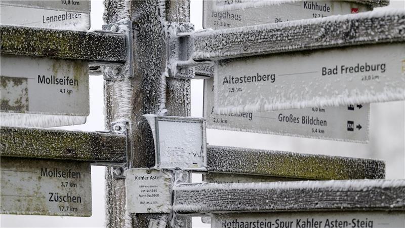 Schneekristalle haben sind auf einem Wander-Wegweiser auf dem Kahlen Asten gebildet.