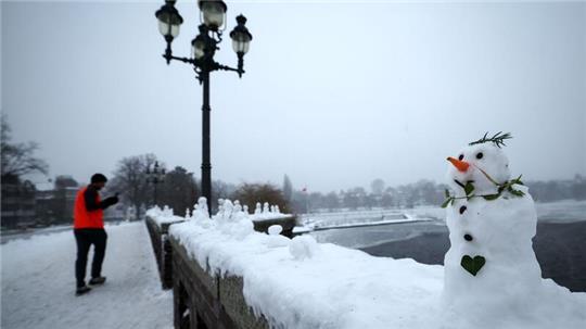 Schneemänner zieren die Krugkoppelbrücke an der Alster.