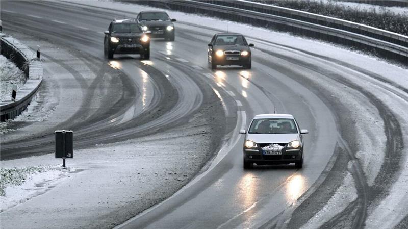 Glatteis und Schnee bringen Verkehr durcheinander Schneematsch auf der A52 bei Gelsenkirchen. Vielerorts sind die Straßen infolge von gefrierendem Regen spiegelglatt.