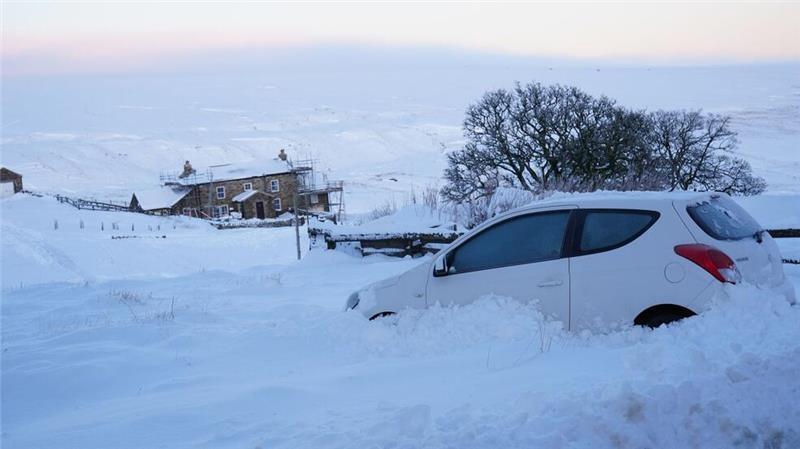 Schneemobil: Ein Auto steckt in Großbritannien in Northumberland im Schnee.