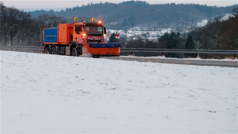 Schneepflug im Einsatz: Winter im Odenwald