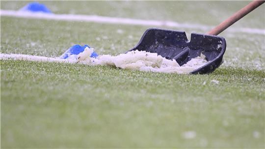 Schneeräum-Aktion auf dem Fußballfeld. (Archivbild)