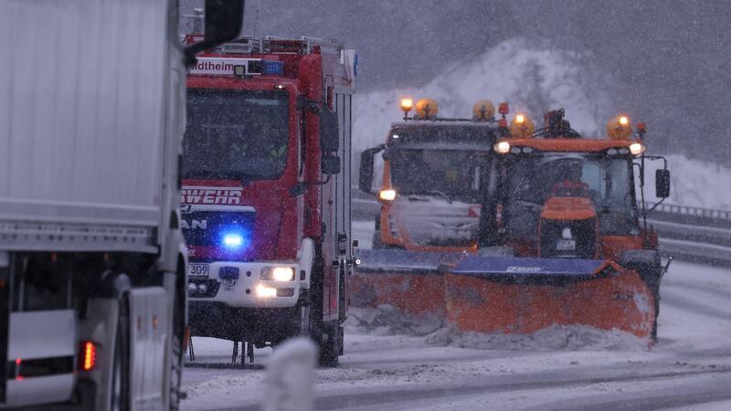 Winterwetter bremst Verkehr in Teilen Deutschlands aus Schneeräumfahrzeuge sind auf der B51 bei Blankenheim (Nordrhein-Westfalen) unterwegs.