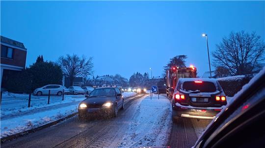 Schneeregen sorgt am Donnerstagmorgen auf der Schölischer Straße in Stade für Glätte.