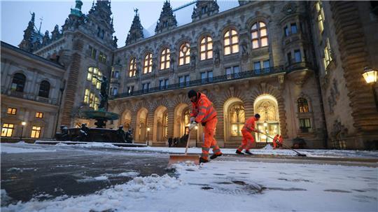 Schneeschippen auf dem Rathausmarkt. Auf Straßen und Gehwegen hatte die Stadtreinigung viel zu tun. (Archivfoto)