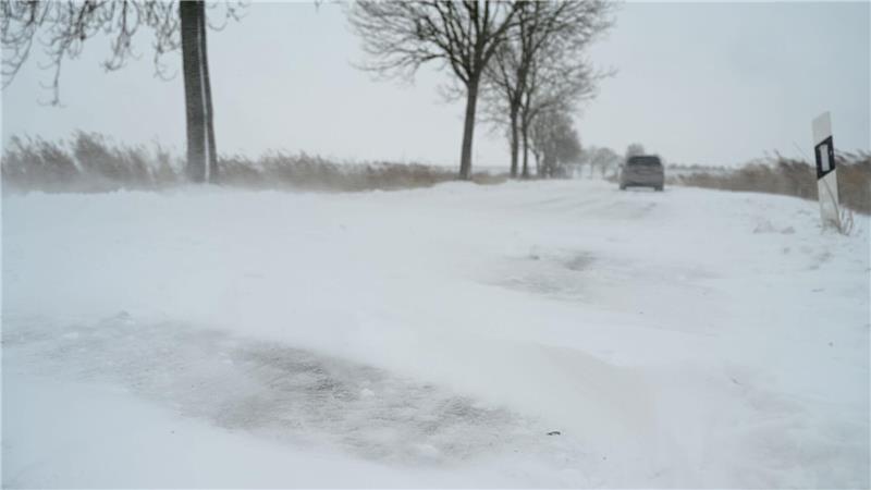 Schneeverwehungen können die Sicht einschränken oder auch Straßen und Wege blockieren.