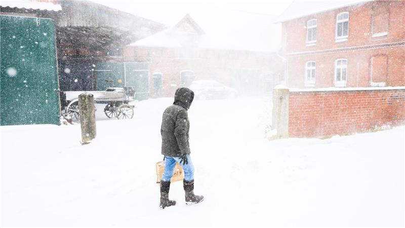 Schneeverwehungen sorgen in großen Teilen Niedersachsens für einen Ausnahmezustand.