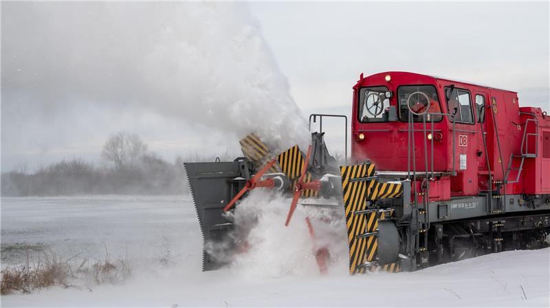 Schneeverwehungen waren ein großes Problem für den Bahnverkehr im Norden.
