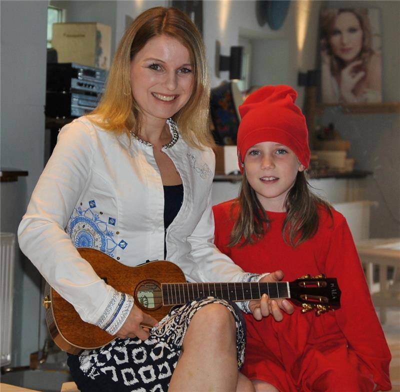 „Schneewittchen“ mit einem ihrer Zwerge: Für das Foto spielt die Sängerin Nadine Sieben die Ukulele und singt mit ihrer Tochter Sophie im „Musikstall“ in Horneburg. Foto Lohmann