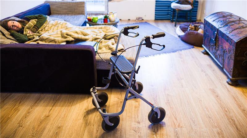 Schneider sagt, sie verbringe einen großen Teil des Tages im Liegen und sei im Alltag auf Hilfe angewiesen.