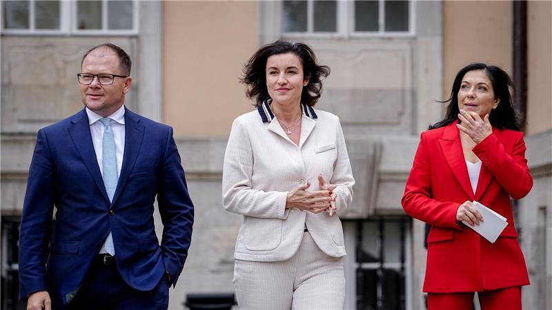 Schneider: Weiter uneins über Verbrenner-Aus Schneider trat gemeinsam mit Wirtschaftsministerin Reiche und Forschungsministerin Dorothee Bär vor die Presse.