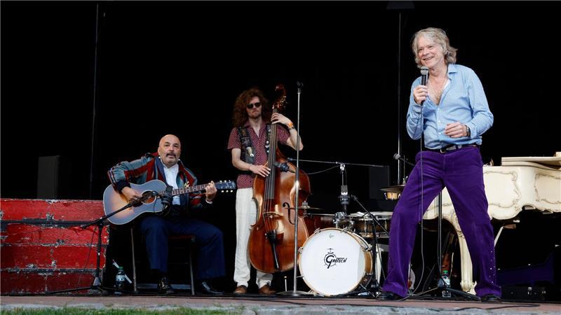„Happy Birthday“: Fans singen zum 70. von Helge Schneider Schneider wurde in Mülheim an der Ruhr geboren - feierte aber weit von der Heimat entfernt.