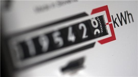 Ein Stromzähler zeigt die verbrauchten Kilowattstunden.