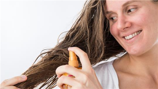 Schnell gestylt, länger drauf: Leave-in verspricht Pflege ohne Aufwand – aber nicht jedes Haarpflegeprodukt ist auch gut für Haut und Haar. 