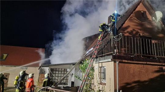 Schnell hat sich das Feuer vom Anbau des Hauses auf das Gebäude ausgebreitet. Ein Teil des Daches wurde entfernt.