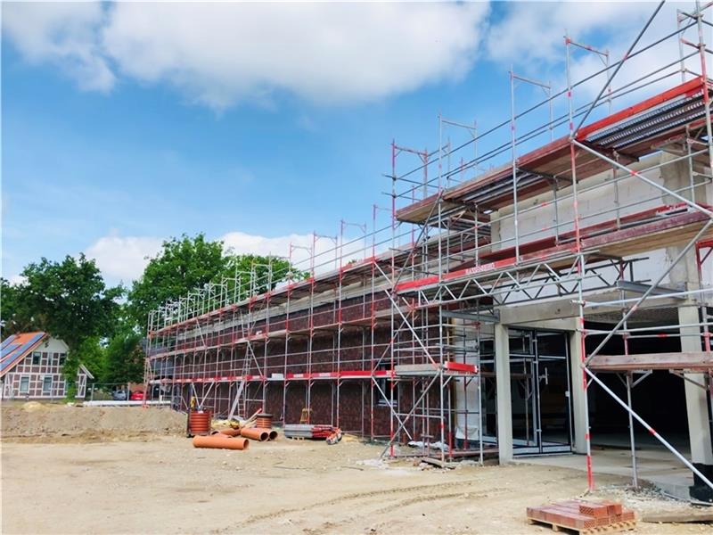 Schnell ist das Gebäude des neuen Edeka-Marktes in Hammahs Ortsmitte emporgewachsen. Der Markt mit 1300 Quadratmetern Verkaufsfläche soll im September eröffnen. Fotos: Klempow