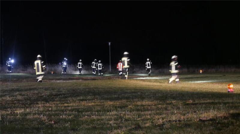 Schnell müssen die Einsatzkräfte der Feuerwehr Althemmoor einen Landeplatz für den im Anflug befindlichen DRF-Hubschrauber herrichten und ausleuchten.