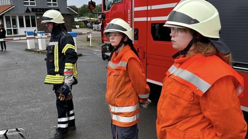 Feuerwehreinsatz am Campingplatz in Otterndorf Schnell wurden Schlauchleitungen für den Löschangriff aus einem HLF 20 gelegt, während sich Atemschutzträger ausrüsteten.