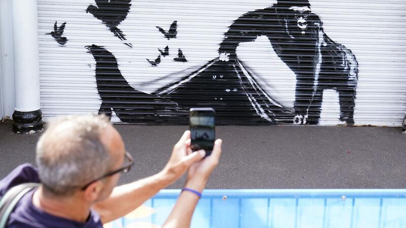 Durch Replik ersetzt: Londoner Zoo baut Banksys Kunstwerk ab Schnell zogen die Bilder viele Fans an.