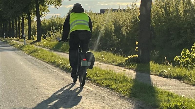 Schnelle E-Bikes müssen schon heute auf der Straße fahren, rechts ein maroder Radweg zwischen Jork und Mittelnkirchen.