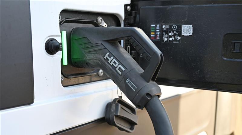 Schnelle Ladepunkte im Megawatt-Bereich für Lkw sind an den Autobahnen rar, kritisiert der Branchenverband BGL.