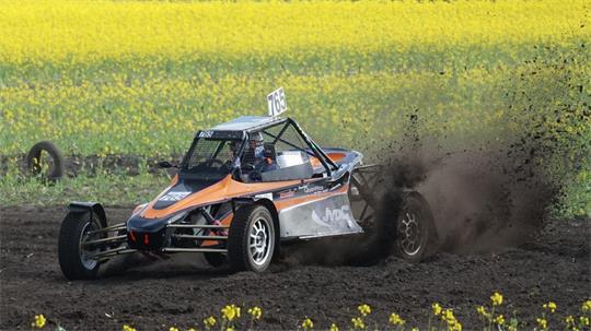 Schnelligkeit und Geschick sind beim Crosskart-Rennen gefragt.