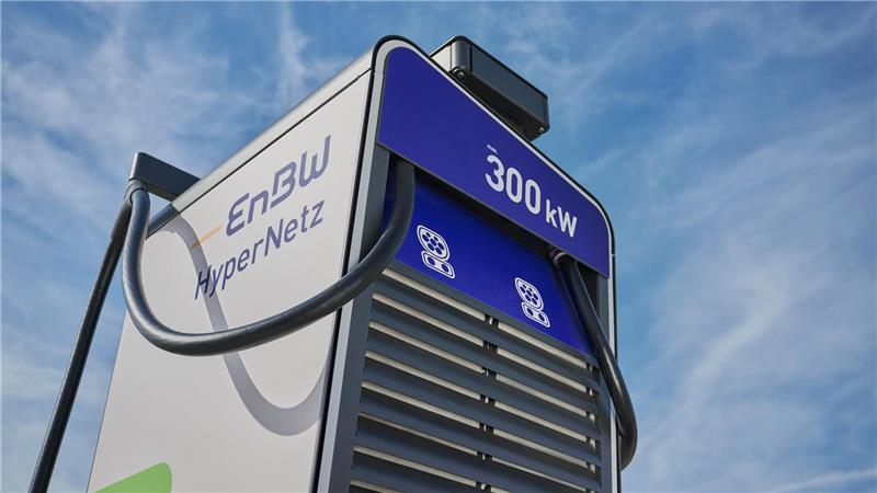 Vier neue Schnellladesäulen beim Rewe-Markt in Buxtehude Schnelllladesäule der EnBW für Elektrofahrzeuge.