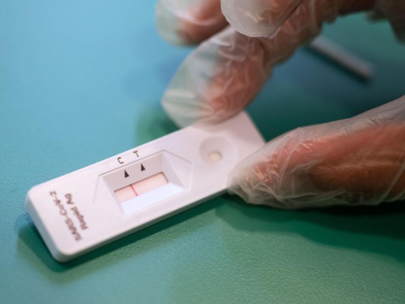 „Gestörte Lieferketten“: Preise für Corona-Schnelltests steigen Schnelltests für alle könnten den Alltag in der Corona-Pandemie normalisieren. Foto: Marijan Murat/dpa/Symbolbild