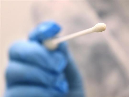 Schnelltests sind auch in der Omikron-Welle wertvoll. Der Abstrich sollte aber am besten im Rachen entnommen werden. Foto: Karl-Josef Hildenbrand/dpa/Symbolbild