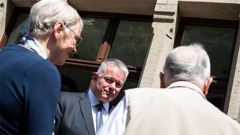 Schnieder im Gespräch im Ahrtal. Als die Flut kam, war er noch nicht Ministerpräsident. 