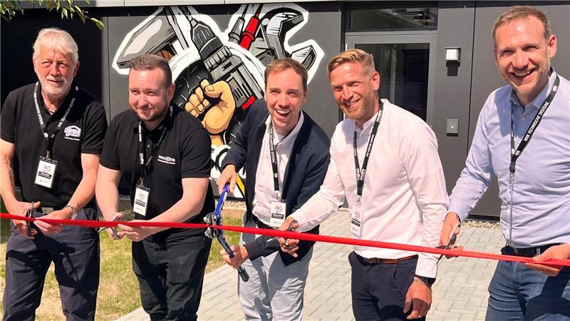 Handwerk: So sichert sich NDB in Stade die Fachkräfte der Zukunft Schnitten das Rote Band durch zur Talentschmiede (von links): Aldo Sahlke, Alexander Brotsmann, Matthias Geier, Sascha von Bargen und Florian Geier.