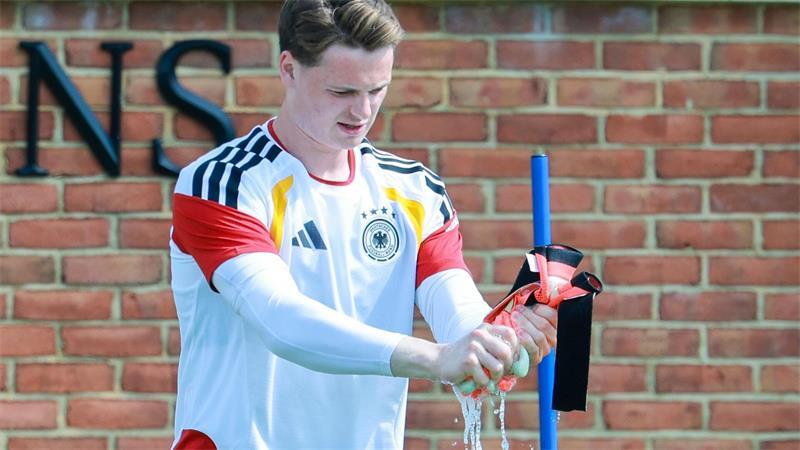 Schnupperkurs als Trainingstorwart bei der WM: Jonas Urbig. (Archivbild) 