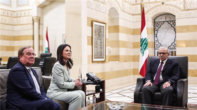 Laschet: Trump so eng wie möglich an Europa binden Schnuppert internationales Parkket: Armin Laschet auf der Reise mit Annalena Baerbock. (Archivbild)