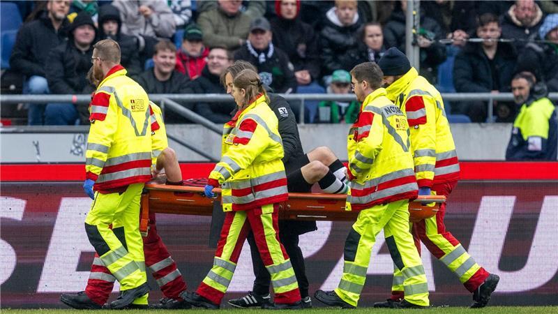 Schock für Hannover 96: Verteidiger Boris Tomiak muss verletzt auf einer Trage vom Spielfeld gebracht werden.   