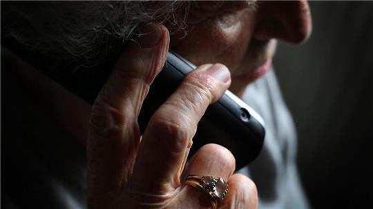 Schockanrufer haben eine 81-Jährige in Kiel um eine hohe Bargeldsumme gebracht. (Symbolbild)