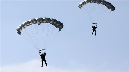 Schockierende Augenblicke erlebte eine Gruppe von Fallschirmspringern in Australien, doch am Ende ging alles glimpflich aus. (Symbolbild)