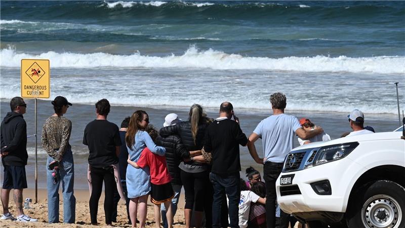 Strände gesperrt: „Großer Hai“ tötet Surfer in Sydney Schockierte Familienangehörige und Freunde trauerten am Strand um das Opfer.